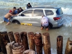 Táxi de Arapiraca fica submerso após avanço da correnteza na Praia do Peba