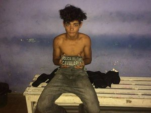 Cavalaria flagra jovem com arma de brinquedo