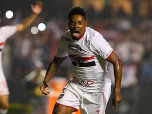 Michel Bastos brilha e São Paulo supera Atlético (MG)