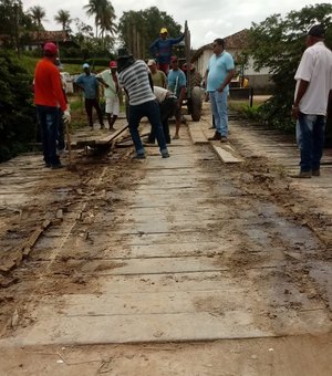 Ponte de madeira que liga Alagoas e Pernambuco é desmontada em Jacuípe