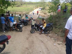 Secretário de obras é impedido por moradores de colocar entulho em povoado no município de São José da Tapera