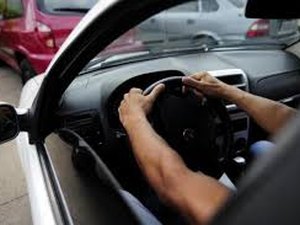 Homem é mantido refém dentro do carro roubado em Maceió 