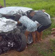 Vítima fica presa às ferragens em acidente envolvendo carro e carreta em São Sebastião