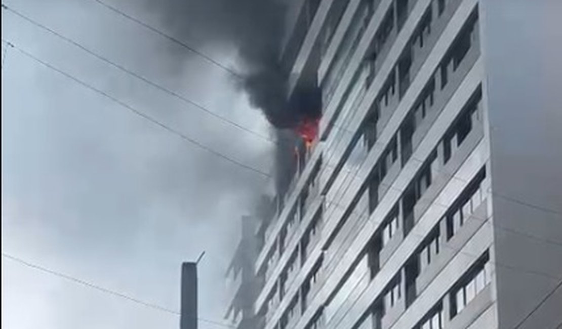 Incêndio atinge prédio na Ponta Verde e assusta moradores em Maceió