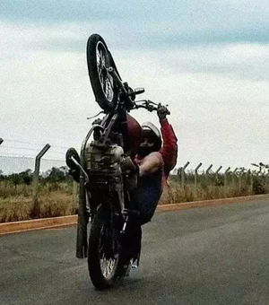 Menores são levados para a delegacia após serem flagrados pela polícia empinando moto na zona rural de Igaci