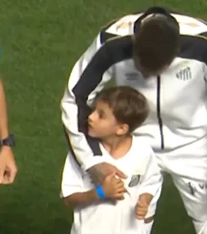 Atitude de Neymar com criança em jogo chama atenção da web