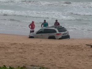 Carro é abandonado e tem itens furtados após atolar na praia da Sereia