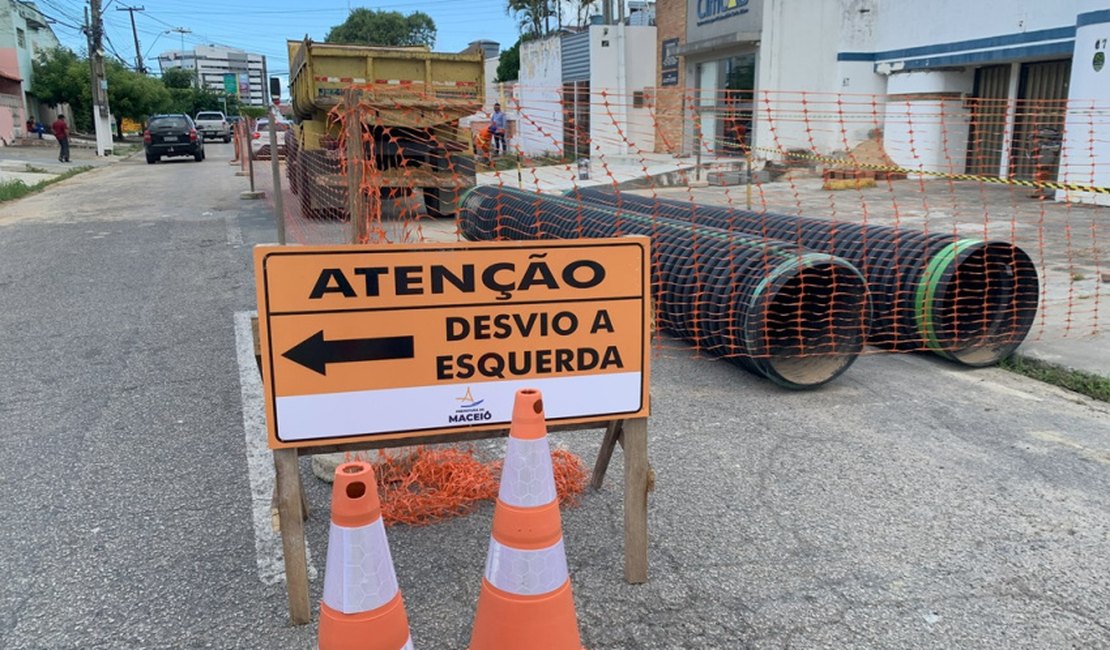 Obras para melhoraria de drenagem ocorrem em rua do bairro Farol, em Maceió