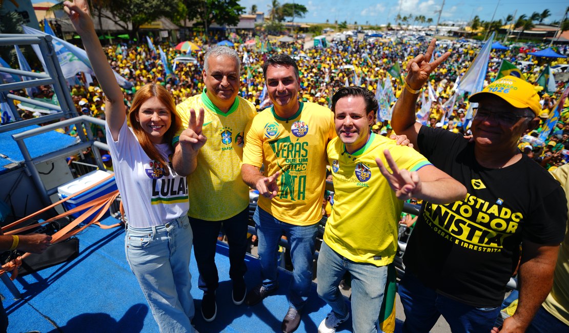 Flávio Bolsonaro e Alfredo Gaspar mobilizam multidão na reta final das eleições e apostam na vitória no 1° turno