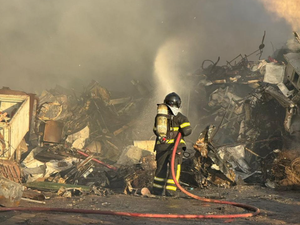 Incêndio atinge área utilizada como ferro-velho e ponto de reciclagem na Vila Canaã, em Arapiraca