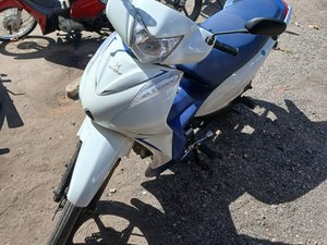 Homem é flagrado empurrando cinquentinha com dois capacetes em Arapiraca