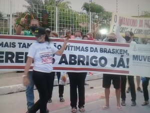 Moradores dos bairros afetados por rachaduras protestam em frente ao MPF