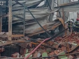 Após 24 horas, focos de incêndio ainda permanecem na distribuidora de plásticos