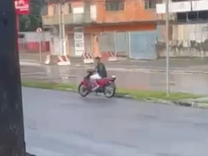 Homem é acusado de roubar celular em ponto de ônibus no bairro Santo Amaro, em Maceió