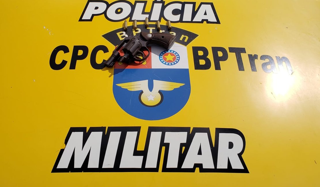 Polícia prende homem por porte ilegal de arma em Maceió 