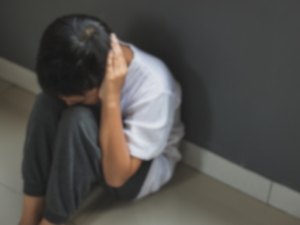 Terapeuta filmada puxando cabelos de criança autista em Maceió é proibida de atender