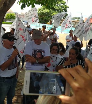 Passeata pedindo justiça por Nubiele e Pedro Caetano é realizada em Palmeira dos Índios