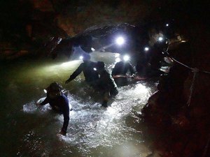 Mergulhadores buscam adolescentes perdidos em caverna inundada na Tailândia