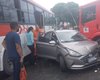 Mulher fica presa às ferragens após carro ser imprensado entre caminhão e ônibus