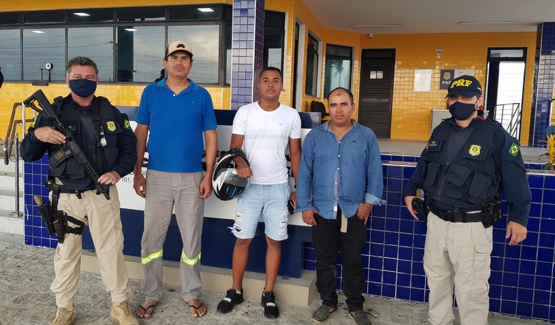 PRF em Alagoas ajuda a devolver carteira de motociclista perdida em Rio Largo