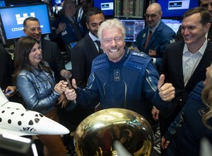 Bilionário Richard Branson vai ao espaço no domingo a bordo do foguete da Virgin Galactic