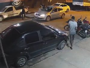 [Vídeo] Motorista de aplicativo e passageiro são assaltados por três homens no Santos Dumont