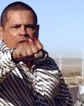 Ator de Breaking Bad é preso acusado de agredir menina com mangueira
