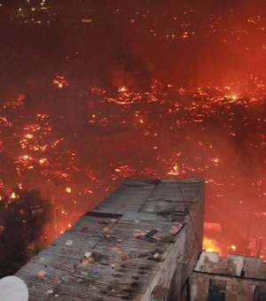 600 casas são atingidas em incêndio de grandes proporções