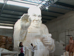 Escultor pernambucano divulga novas imagens do monumento de Frei Damião encomendado por Palmeira dos Índios