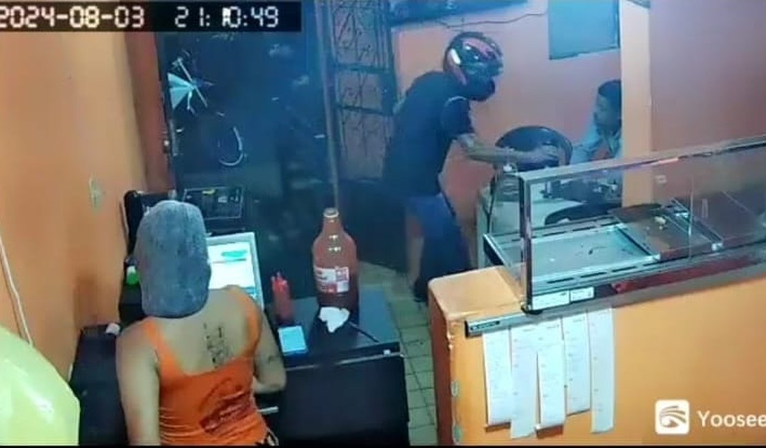 [Vídeo] Homem armado assalta lanchonete no Bom Parto, em Maceió