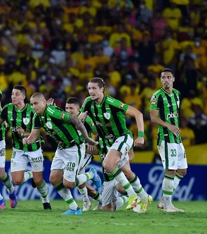 Jaílson pega pênalti, vira herói e classifica o América-MG para a fase de grupos da Libertadores