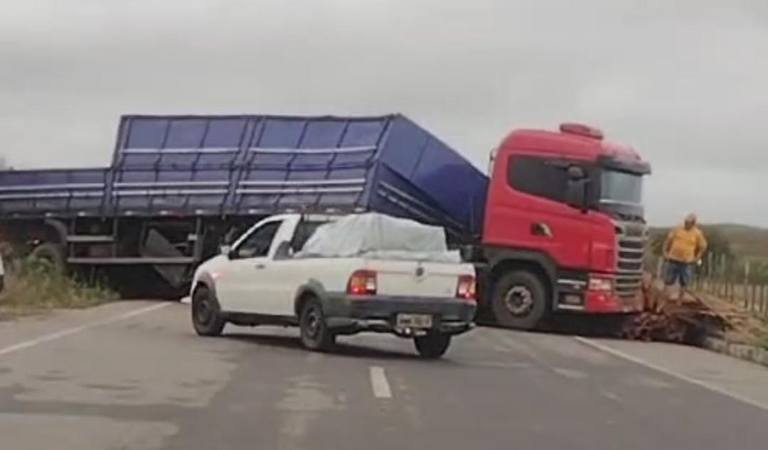 [Vídeo] Acidente envolvendo uma carreta é registrado na AL- 220, na zona rural de Girau do Ponciano