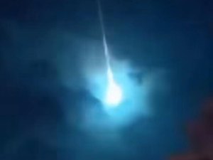 [Vídeo] Meteoro é avistado atravessando o céu em Piauí e outros estados brasileiros