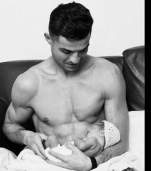 Cristiano Ronaldo compartilha imagem com a filha recém-nascida: 'Forever Love'