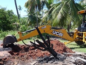 Prefeitura inicia recuperação de área desocupada por famílias às margens do Rio Jequiá