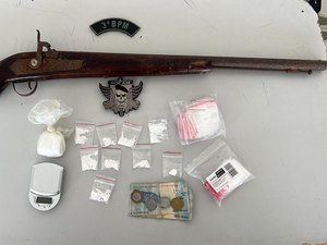 Denúncia de disparos leva à apreensão de droga, arma e balança em Feira Grande