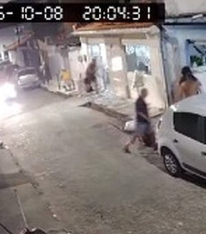 Vídeo flagra momento em que jovem é baleado e tenta fugir de atirador no Jacintinho