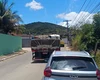 Caminhão colide em carro ao dar marcha à ré no Centro de Coité do Nóia