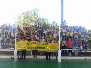 Alunos comemoram vitória na I Gincana de Matemática Interescolar