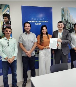 Prefeita assina contrato para construção de 25 casas na cidade de Novo Lino