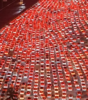 Megaengarrafamento reúne dez milhões de carros após feriadão na China