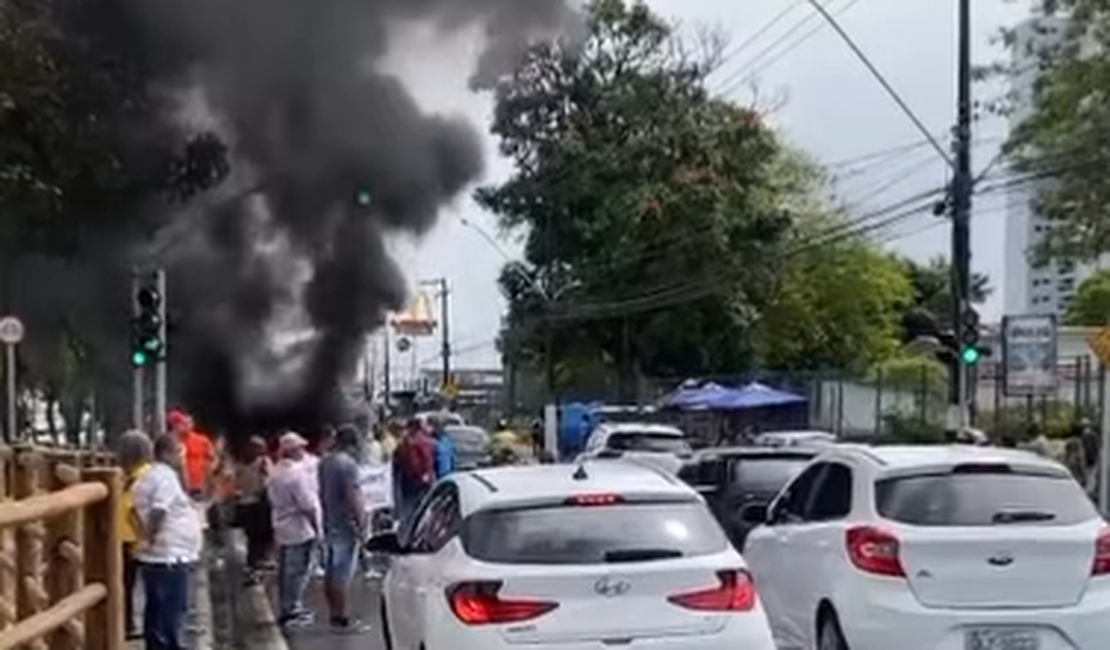 Funcionários de hospital fazem novo protesto na Av. Fernandes Lima