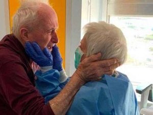 Casal de idosos italianos vence o coronavírus e momento do reencontro viraliza