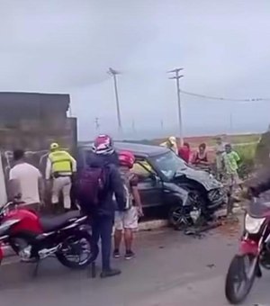 Carro colide contra muro às margens da Av. Rota do Mar em Maceió