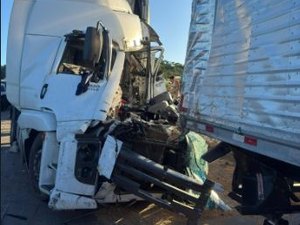 Dois acidentes envolvendo carretas na BR-101, em Junqueiro, deixa feridos e uma pessoa morta