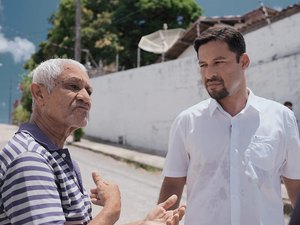Senador Rodrigo Cunha visita residências atingidas pelo afundamento nos bairros Pinheiro e Bebedouro