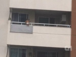 Vídeo chocante mostra bebê pendurado em varanda de apartamento