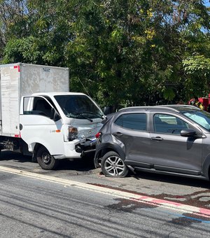 [Vídeo] Carro fica imprensado entre caminhões em engavetamento na Av. Fernandes Lima