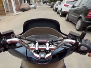 [Vídeo] Mulher que postava sobre motociclismo grava próprio acidente