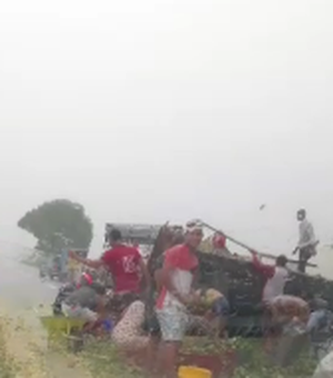 [Vídeo] Caminhão que transportava laranja tomba em Campo Alegre